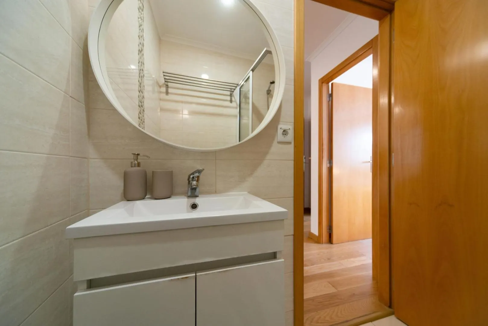 Appartamento 2-Bed Apt With A Charming Terrace At Intendente Lisbona