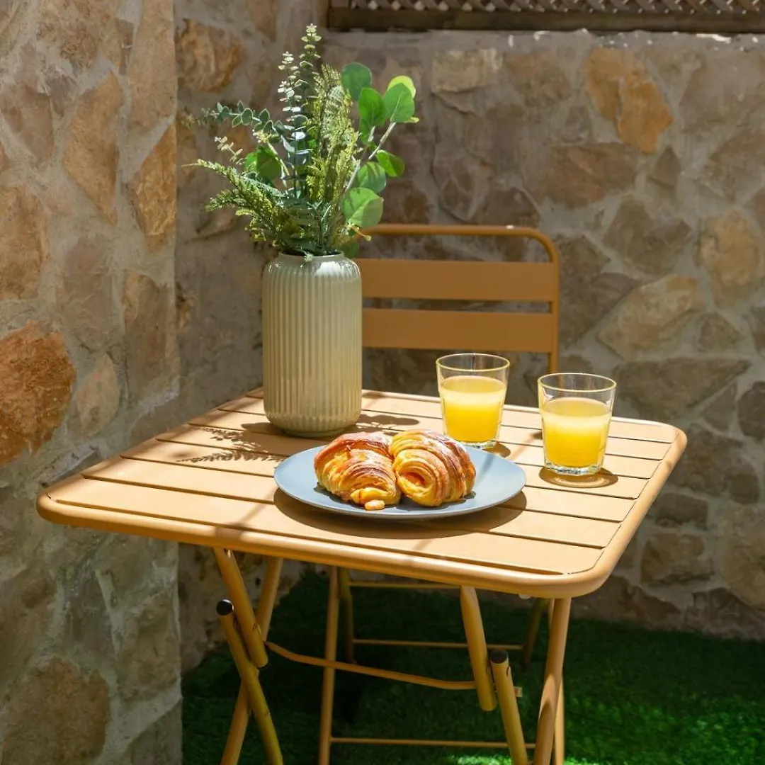 2-Bed Apt With A Charming Terrace At Intendente Lisbona Appartamento
