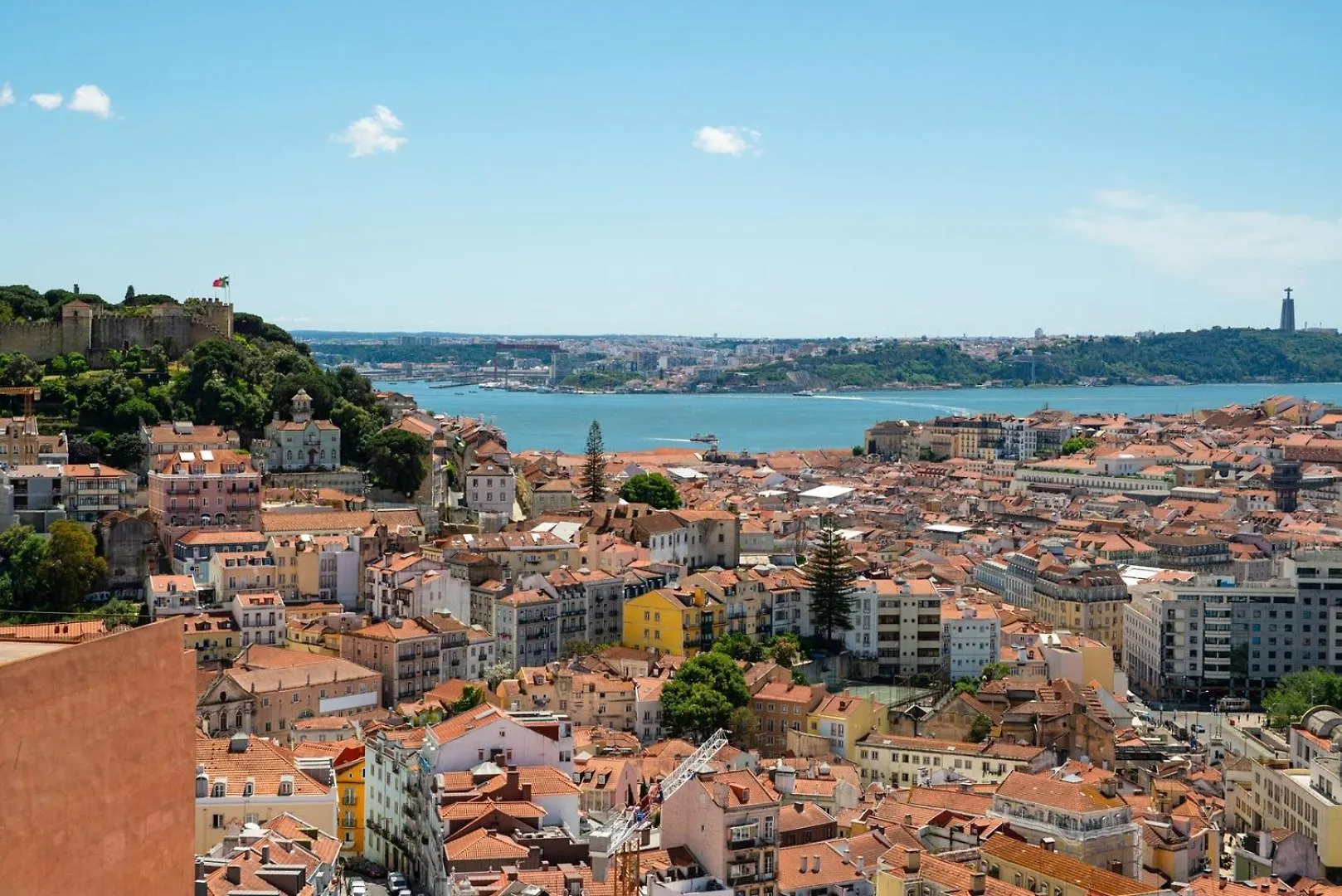 Appartamento 2-Bed Apt With A Charming Terrace At Intendente Lisbona