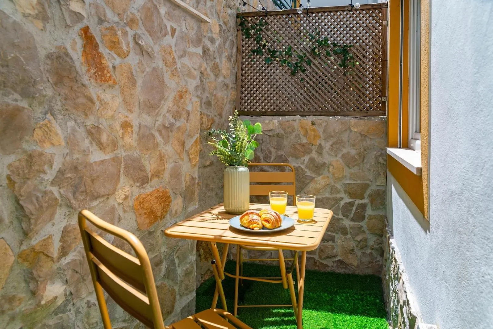 2-Bed Apt With A Charming Terrace At Intendente location