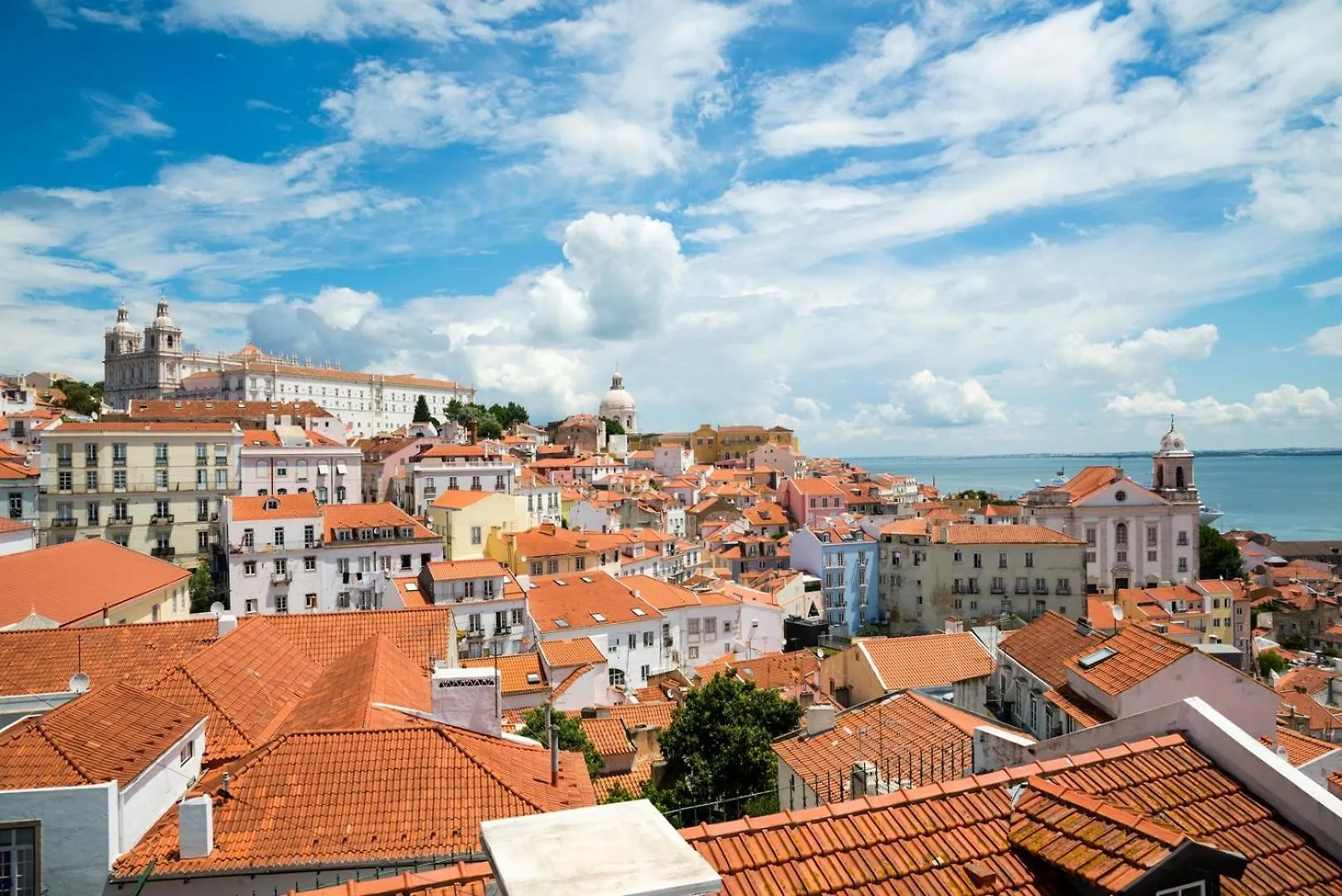 Appartement 2-Bed Apt With A Charming Terrace At Intendente Lisboa